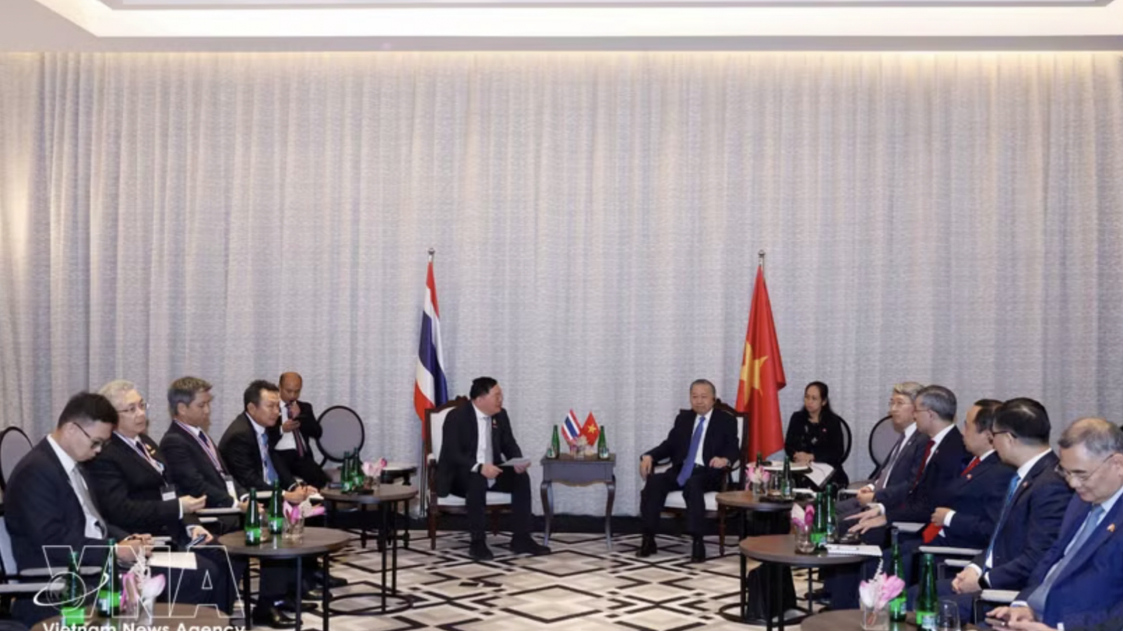Top leader urges Thai corporations to expand high-quality investment in Vietnam